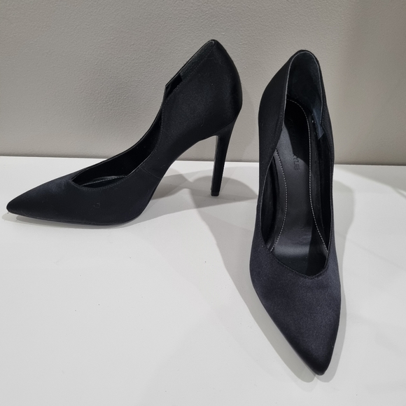 Kendall + Kylie "Abi" Classic Black Satin Pointed Toe Heels,  Like New, Size 8 - Picture 3 of 11